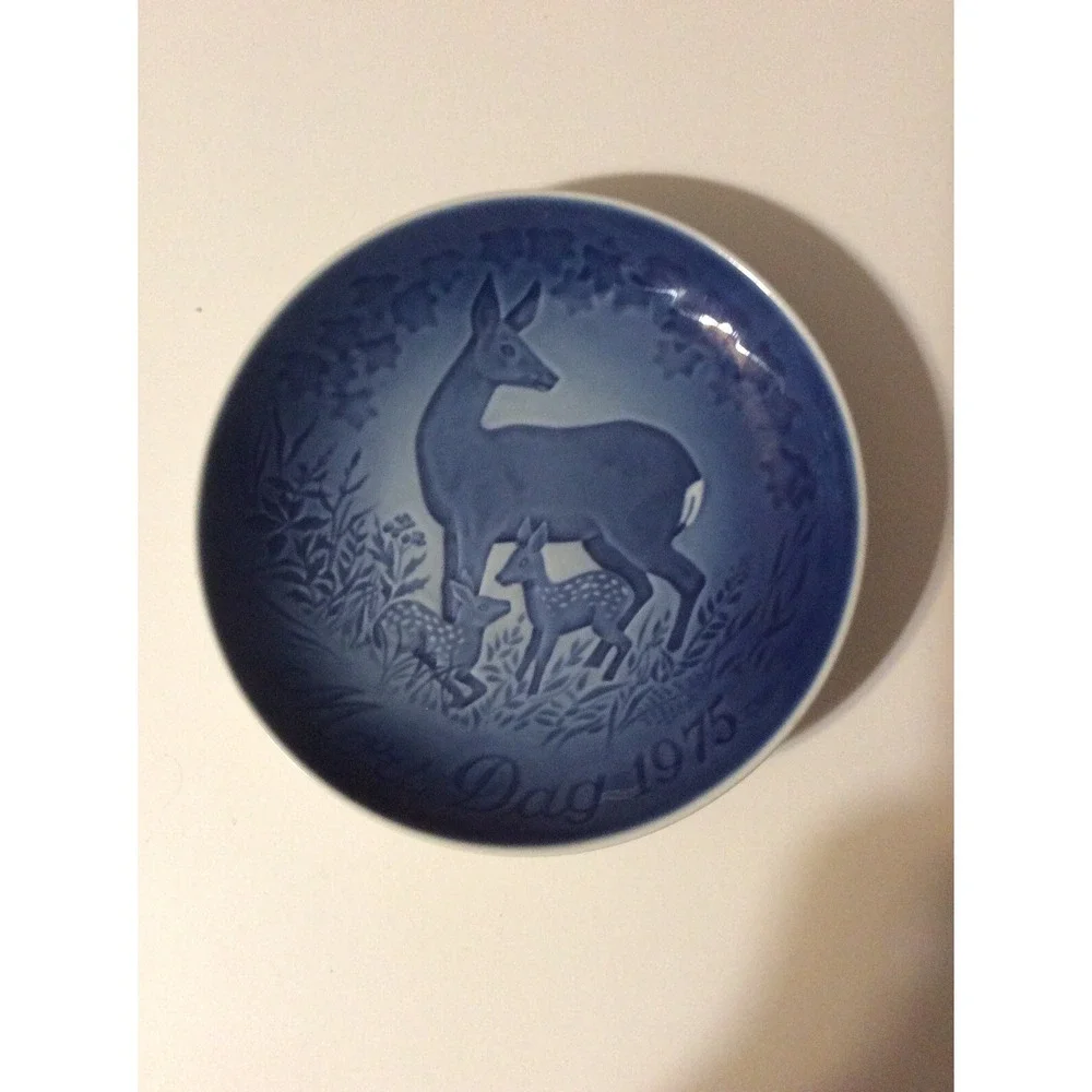 B & G Copenhagen Denmark 1975 Blue White Collector Plate Mother Deer And Fawns
